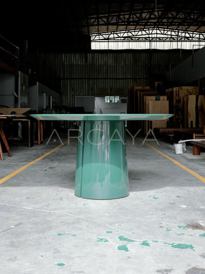 Solid Color Lacquered Round Dining Table - scene