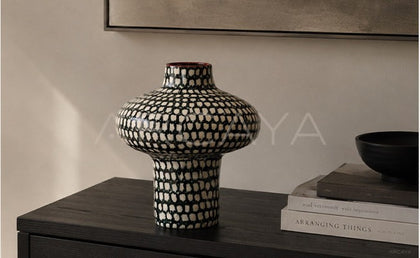 Dadan Hand Painted Plaid Vase Hotel - scene