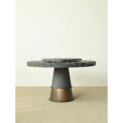 Italian Quiet Little Frog Round Dining Table - scene