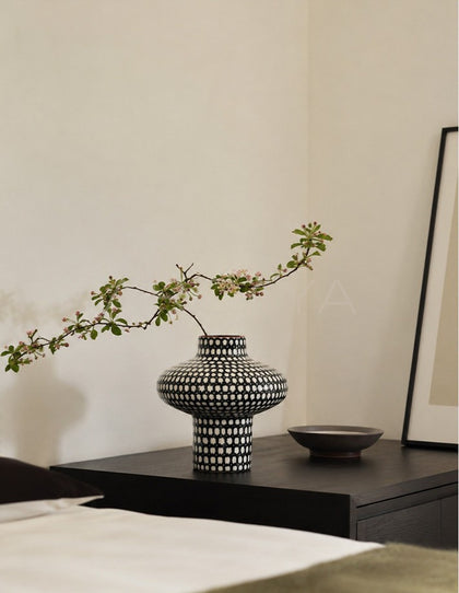 Dadan Hand Painted Plaid Vase Hotel - scene