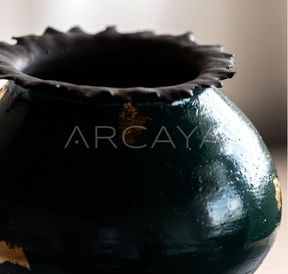 Dadan Dark Green Gilded Ceramic Vase - scene