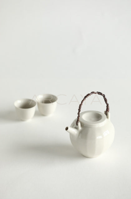Sunxun Collab White Porcelain Loop Handle Teapot Set - scene