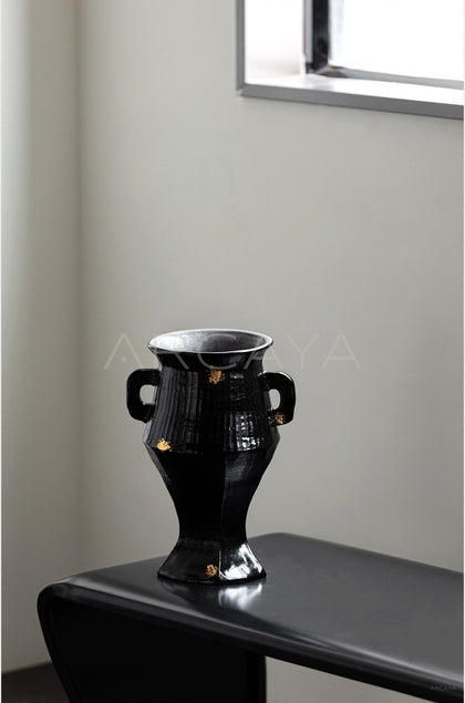 Dadan Ribbed Gilded Ceramic Vase - scene