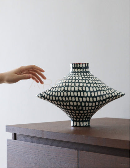 Dadan Geometric Diamond Ceramic Vase - scene