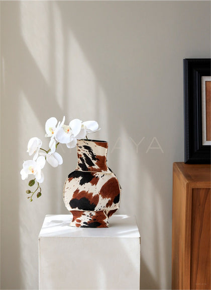Horsehair Hide Ceramic Vase - scene