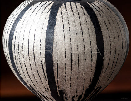 Xiangda Collab White Line Black Glaze Sphere Vase - scene