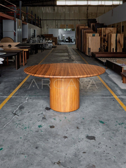 Teak Round Table - scene