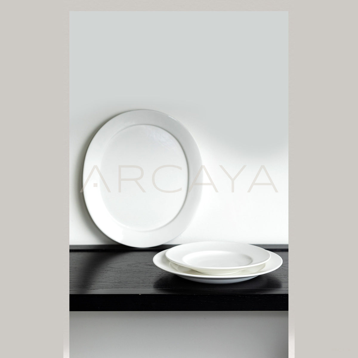 Plain Wide Rim Flat Plate in detail