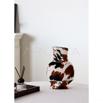 Horsehair Hide Ceramic Vase - scene