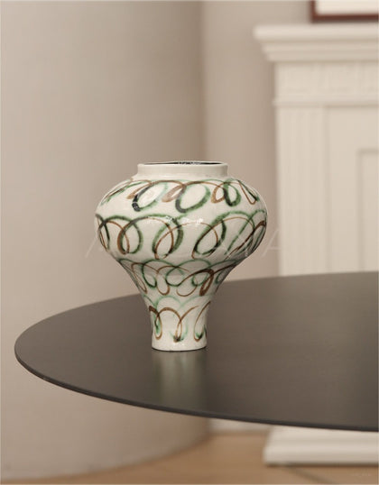 Dadan Jingdezhen Handmade Vase - scene