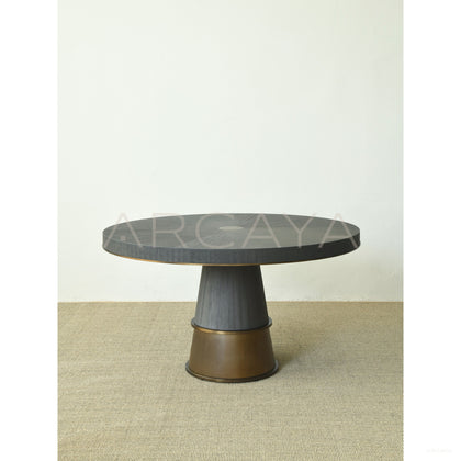 Italian Quiet Little Frog Round Dining Table - scene