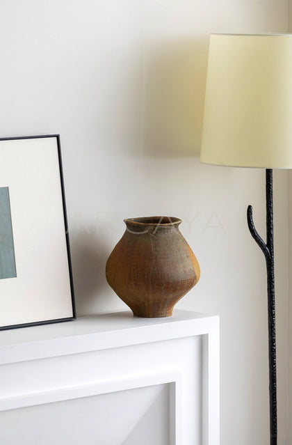 Dadan Vintage Ribbed Ceramic Vase - scene