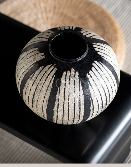 Xiangda Collab White Line Black Glaze Sphere Vase - scene