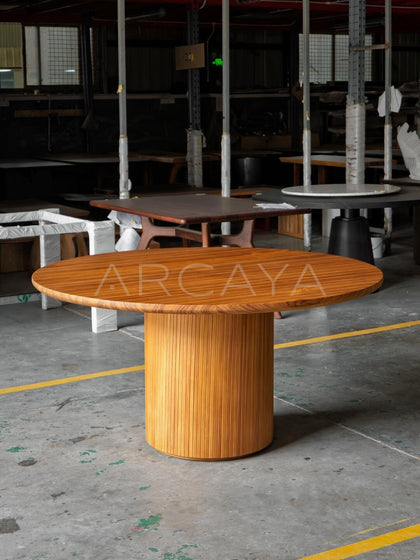 Teak Round Table - scene