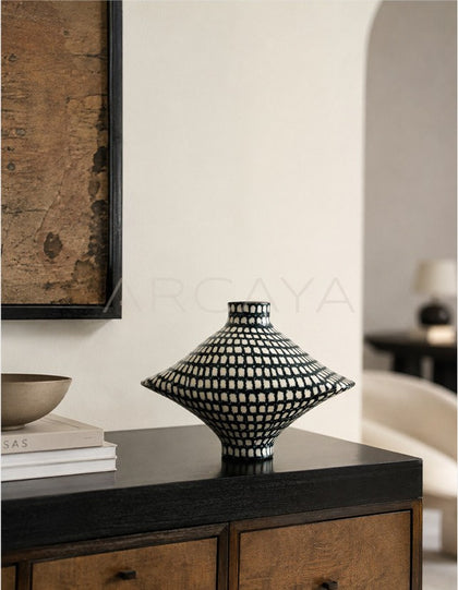 Dadan Hand Painted Plaid Vase - scene