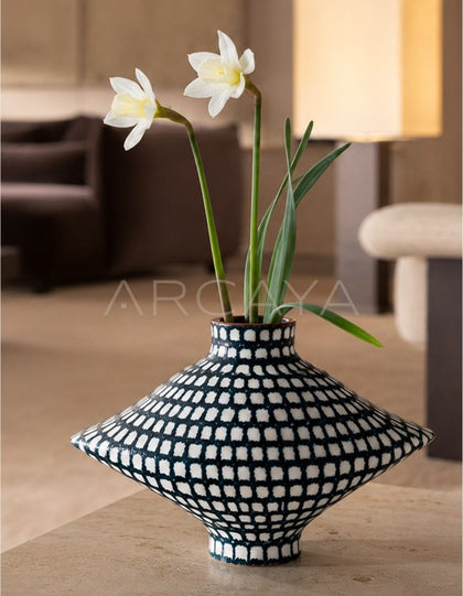 Dadan Hand Painted Plaid Vase - scene