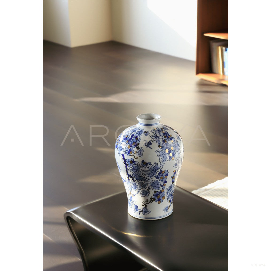 Jingdezhen Blue White Narrow Mouth Vase in detail