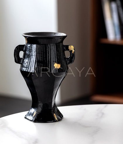 Dadan Ribbed Gilded Ceramic Vase - scene