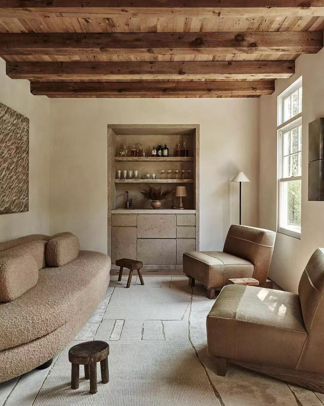 Second lounge in warm, neutral tones