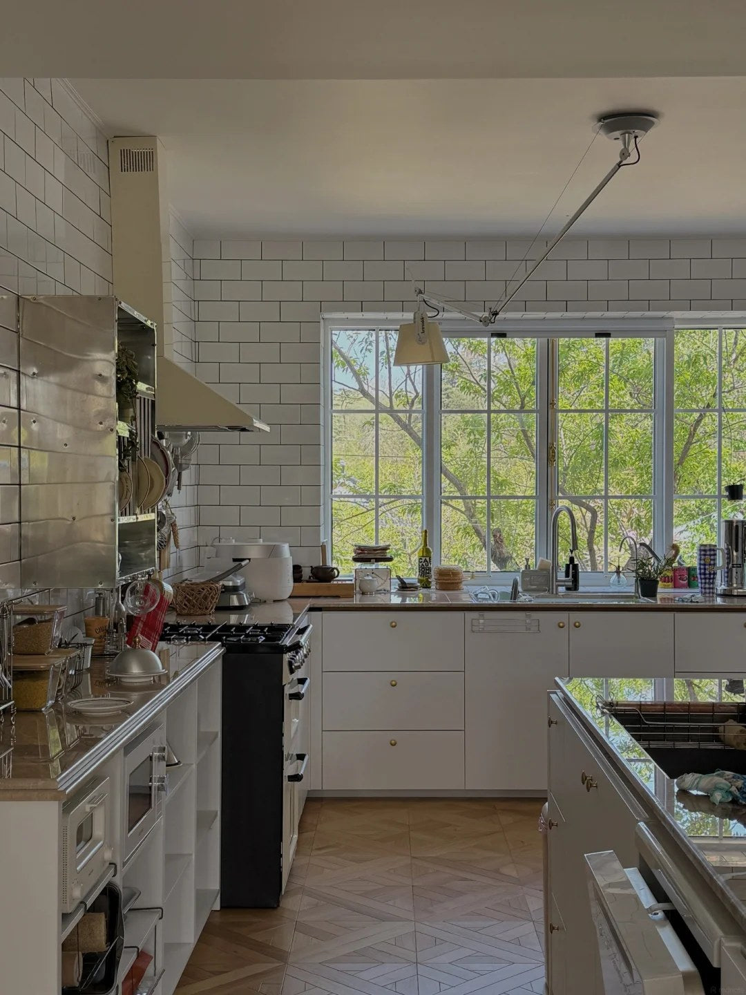 Let simple white fronts carry a classic kitchen wall