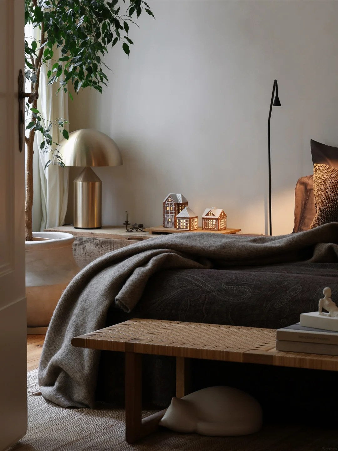 Use low furniture to keep the bedroom calm