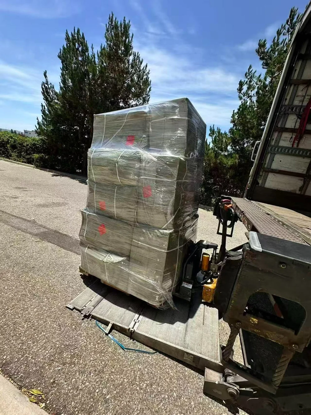 Furniture unloading and receiving at destination