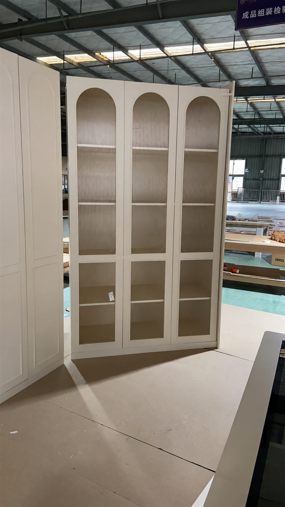 Display cabinet with extra-clear fluted glass panels