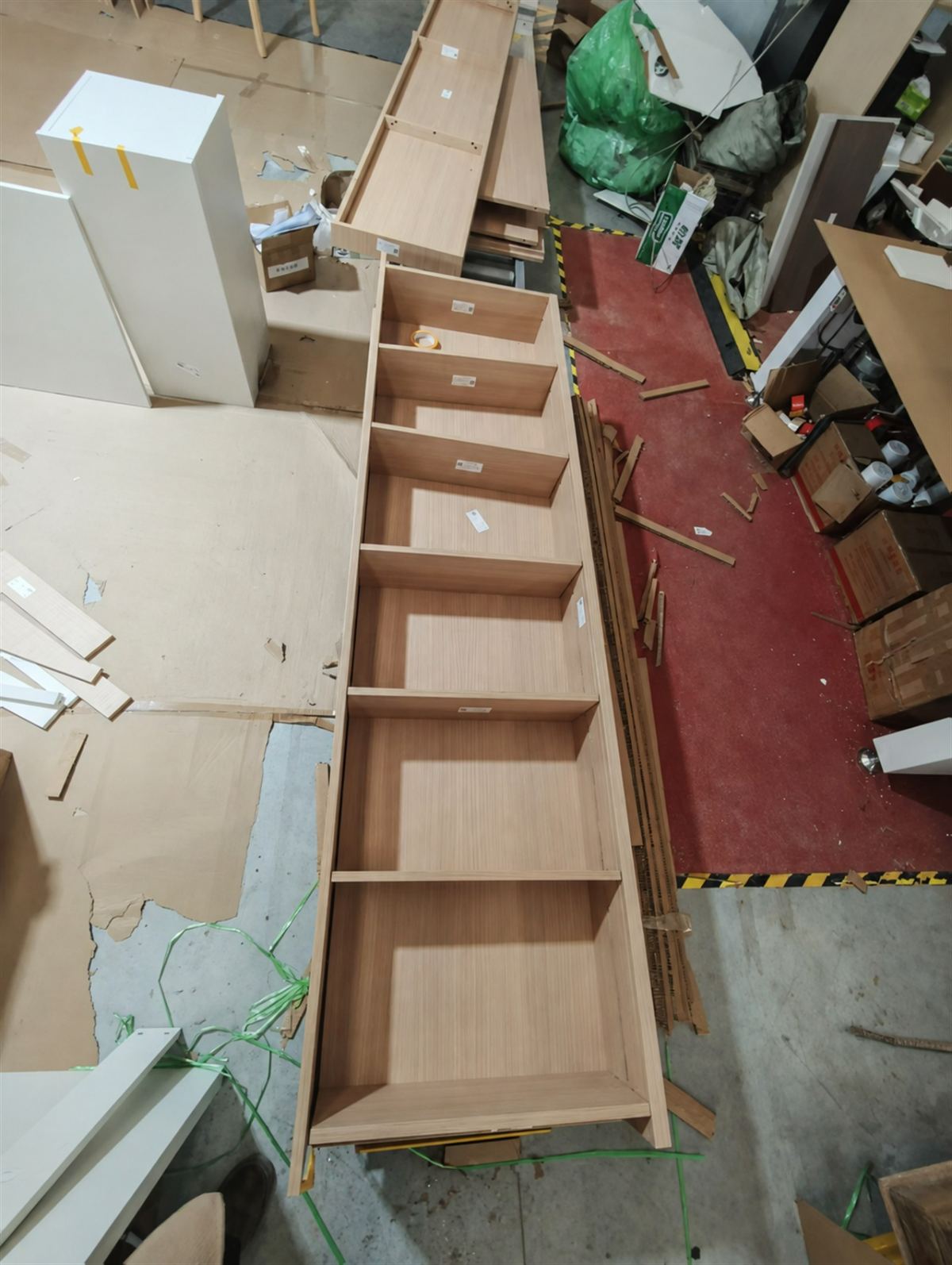 Long entry storage carcass with divided compartments seen from above